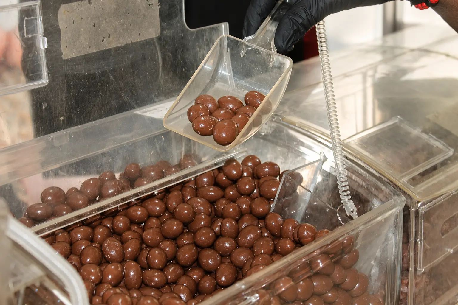 Frutos secos cubiertos de chocolate, servidos a granel