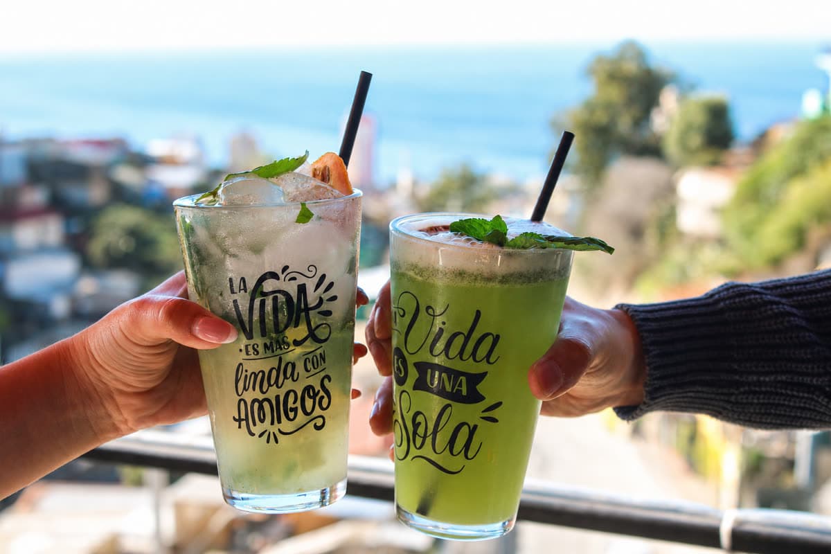 Brindis en la terraza con vista al mar