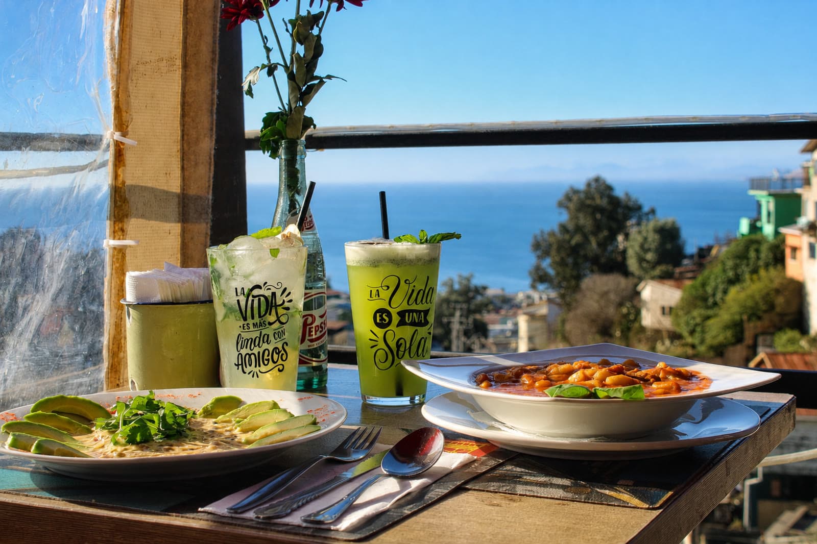 Mesa servida con vista al puerto de Valparaíso